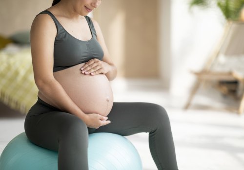 Deseja viver uma gestação mais tranquila e sem desconfortos captura-aproximada-de-uma-jovem-gravida-sentada-no-fitball-e-acariciando-barriga.jpg